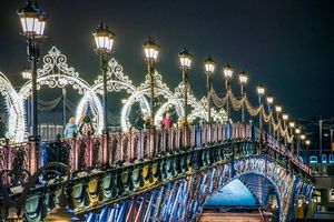 Новые светодиодные фонари установили на Патриаршем мосту