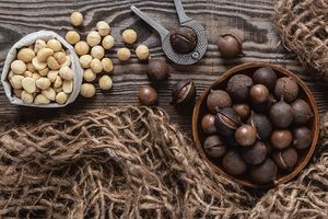 Орехи и злаки: диетолог назвала продукты обязательные для женщин за 40