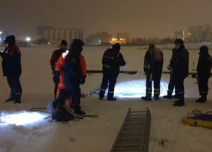 Спасатели ищут провалившегося под лед в Ленинградской области ребенка