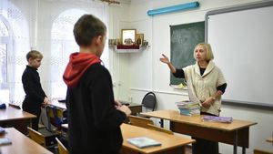 В РФ предложили доплачивать учителям за работу в классах с заболевшими COVID учениками