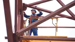 Специалисты завершили строительство моста через затон Новинки более чем на треть