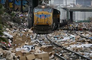 Видео: Железнодорожные пути в Америке усеяны украденными посылками