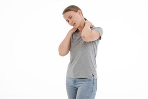 «Избыточные нервные импульсы»: врач перечислила причины возникновения боли в шее