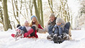 Гонки на санках и снежные вышибалы: зимние игры для детей и родителей