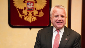 Посол США Салливан покинул здание МИД России с черной папкой в руках