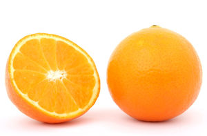 Пожилой мужчина купил всего два апельсина, а очередь возмущалась, что он всех задерживает