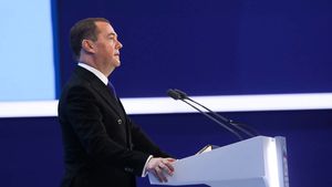 Медведев заявил об отсутствии у России страха перед западными санкциями