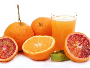 Диетолог пояснила, через сколько минут свежевыжатый апельсиновый сок теряет пользу