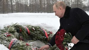 Путин посетил Пискаревское мемориальное кладбище в Петербурге