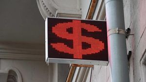 Курсы доллара и евро резко упали в ходе торгов на Мосбирже