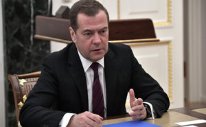 «Войны никто не ищет»: Медведев не увидел альтернативы мирным переговорам по безопасности