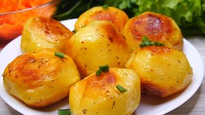 Целая картошка в духовке с золотистой корочкой