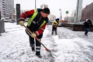 Коммунальщики Москвы продолжают очищать улицы города от снега