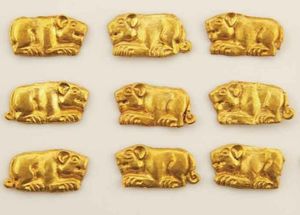 В пазырыкском погребении нашли 26 золотых бляшек в форме крадущихся тигров и бараньих голов