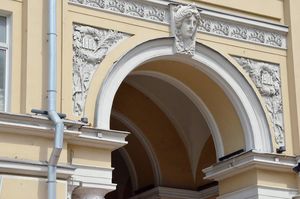 Госинспекция по недвижимости пресекла незаконную постройку в здании XIX века в Москве