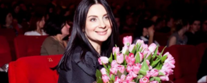 Екатерина Стриженова отвозит все подаренные ей цветы на могилу покойной матери