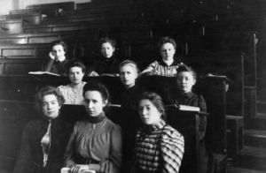 Почему первых студенток освистали: история женского высшего образования в России
