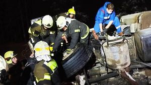Появились кадры спасения водителя фуры, перевернувшейся на Варшавском шоссе