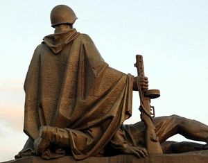 Вандалы отбили голову памятнику солдатам ВОВ в Подмосковье