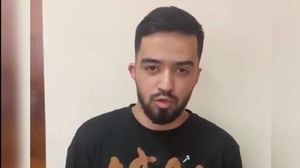 Таджикский блогер разорвал российский паспорт на камеру, а потом записал видео с извинениями