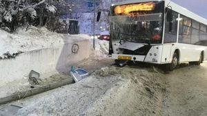 Семь человек пострадали в ДТП с рейсовым автобусом в Ханты-Мансийске