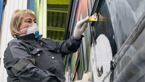 Как сотрудники метрополитена борются с граффити на вагонах