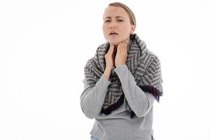 Врач объяснила, почему не стоит лечить горло холодом
