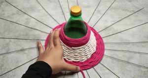 Очаровательная, практичная вещица для дома из бутылки, верёвки и проволоки