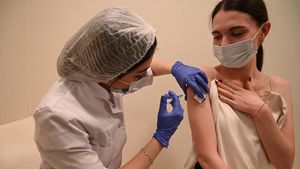 Биолог выяснила, что «омикрон» поднимает антитела вакцинированным