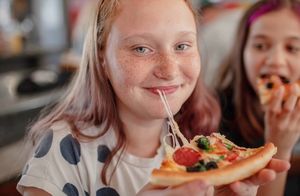 Видео: Пицца, карри или стакан воды — чем кормят детей в разных странах мира