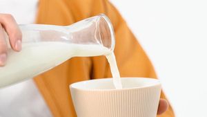 Врач предупредила о рисках развития опухолей из-за молока