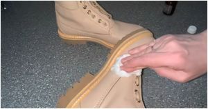 Чтобы обувь не натирала: копеечное средство, помогающее размягчить даже грубую кожу