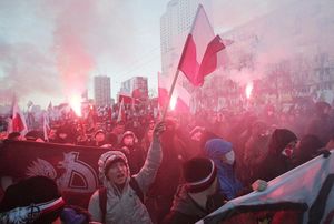 Польша требует своё: в Варшаве жгут украинские флаги