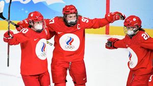 Главврач сборной РФ прокомментировал игру в масках хоккеисток на Олимпиаде