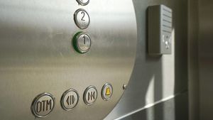 Более 350 лифтов заменят в ЮАО в 2022 году
