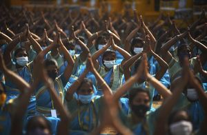Фото дня: учителя из Индии молятся о благополучии учеников
