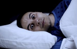 Как приучить себя засыпать раньше и надолго «завязать» с бессонницей