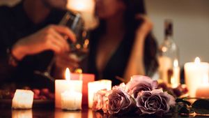 Названы пять составляющих идеального романтического ужина в День святого Валентина