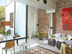 Вытянутая квартира в Барселоне с верандой и собственным садиком