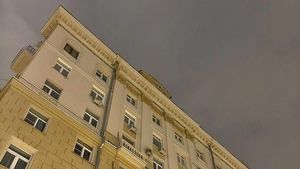 Прокуратура проводит проверку после падения на женщину наледи с крыши в центре Москвы