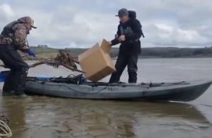 Видео: Вороны загнали обессиленного ястреба в воду, но на помощь пришли каякеры