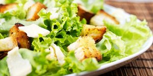 Какой салат цезарь приготовить: 4 интересных рецепта