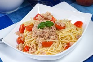 Спагетти с консервированным тунцом