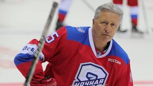 Его прозвали «Як-15»: Александр Якушев об игре с канадцами и современном хоккее