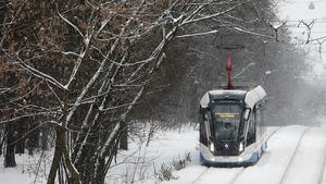 Трамваи задерживаются на Шаболовке из-за ДТП на путях. Видео
