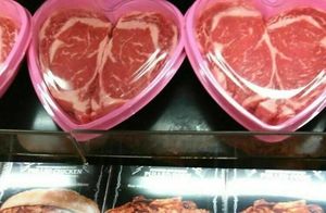 От мяса до странных вентиляторов: 14 самых неудачных подарков в День святого Валентина