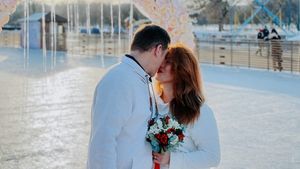 Пять пар поженились на катках Москвы в День всех влюбленных