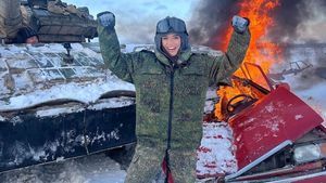 «Как реклама войны»: Ксению Бородину отругали за снимки в танке на фоне ситуации в Украине (фото, видео)