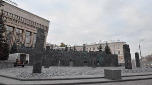 Памятник жертвам политических репрессий изрисовали в центре Москвы