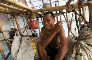 ​Видео: Бедняк из Китая построил переносной дом из бамбука